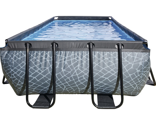 Piscine tubulaire rectangulaire avec eau et motif