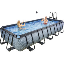 Piscine tubulaire rectangulaire avec échelle et deux personnes dans l''eau.