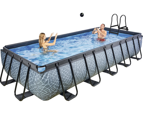 Piscine tubulaire rectangulaire avec échelle et deux personnes dans l''eau.