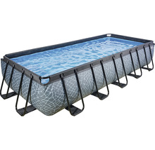 Piscine tubulaire rectangulaire remplie d''eau