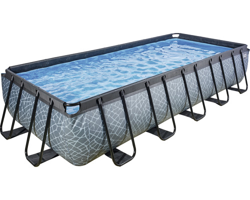 Piscine tubulaire rectangulaire remplie d''eau