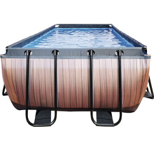 Piscine rectangulaire avec revêtement en bois et cadre en acier