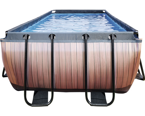 Piscine rectangulaire avec revêtement en bois et cadre en acier