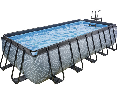 Piscine tubulaire rectangulaire avec échelle et surface d''eau