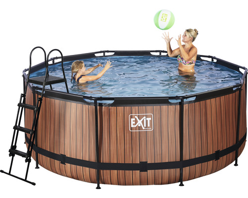 Piscine hors-sol ronde avec habillage en bois, échelle et personnes jouant
