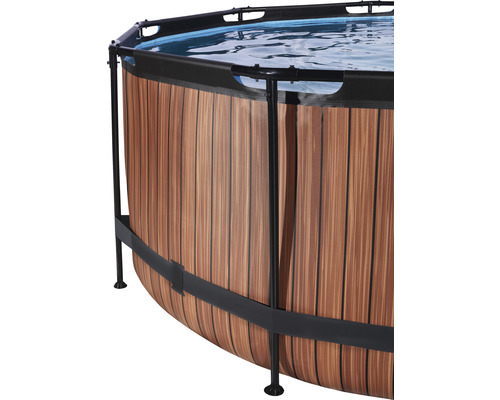 Vue détaillée d''une piscine ronde avec revêtement en bois et cadre noir