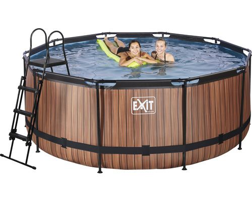 Piscine hors sol avec échelle et aspect bois, dans laquelle se trouvent deux personnes sur un matelas pneumatique