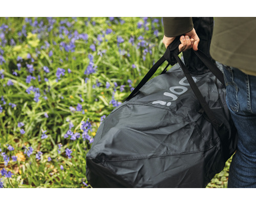 Person trägt eine verpackte transportable Gartendusche im Freien