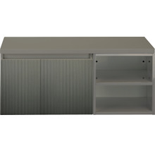 Meuble bas gris avec porte coulissante rainurée et étagères