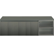 Meuble de salle de bains gris avec porte cannelée et étagères ouvertes