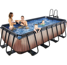 Rechteckiger Stahlrahmenpool mit Holzoptik, Leiter und Personen im Wasser