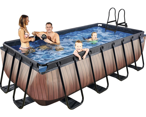 Piscine à cadre en acier rectangulaire avec aspect bois, échelle et personnes dans l''eau