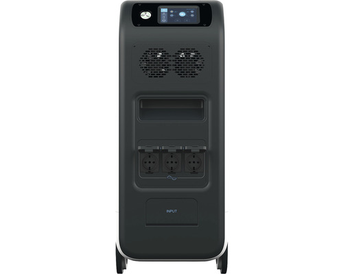 Rückansicht einer tragbaren Stromstation mit Display, Lüftungsschlitzen, Griff, drei Steckdosen und Eingangsanschluss