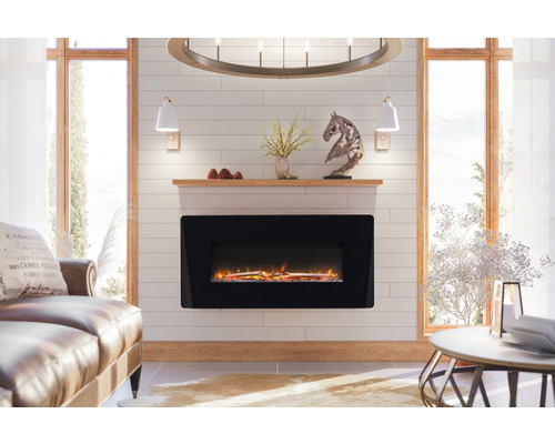 Wohnzimmer mit elektrischem Kamin an der Wand