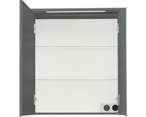 Armoire de toilette ouverte avec deux étagères en verre et multiprise