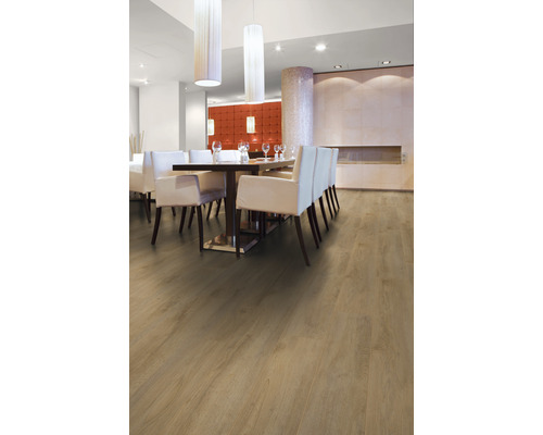 Heller Holzboden in einem Speisesaal mit Esstisch und Stühlen.