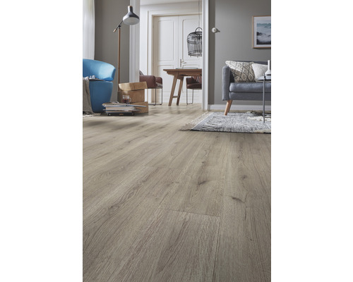 Ein Wohnzimmer mit Laminatboden in Holzdielenoptik und verschiedenen Möbeln.