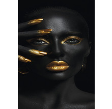 Porträt einer Person mit Körperbemalung und goldenen Akzenten auf Lippen, Augen und Fingernägeln.