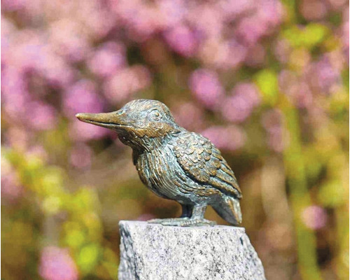 Gartenfigur Vogel aus Metall auf Steinsockel