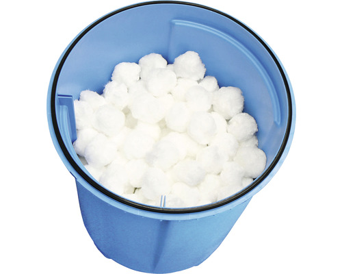 Blauer Filterbehälter gefüllt mit Filterbällen für Teiche