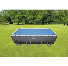 Rechteckiger Pool mit Abdeckung auf einer Wiese