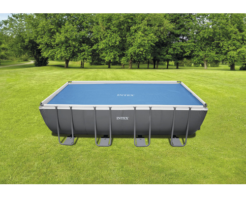 Piscine rectangulaire avec couverture sur une pelouse