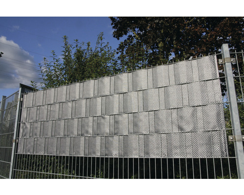 Tapis de protection visuelle en plastique sur une clôture grillagée