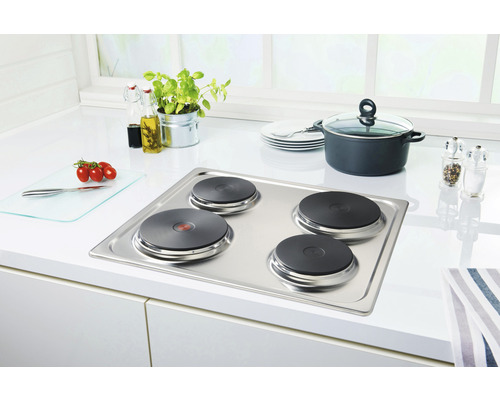 Einbaukochfeld mit vier Kochplatten in einer hellen Küche.