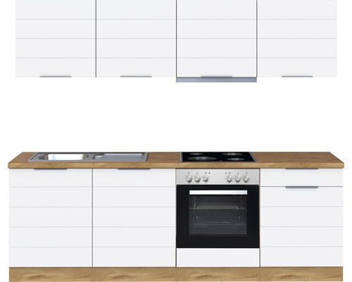 Cuisine équipée avec évier, cuisinière et éléments hauts