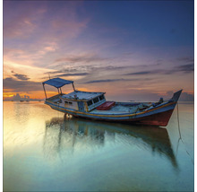 Ein Boot liegt im Wasser bei Sonnenuntergang.