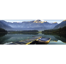 Paysage de montagne avec lac, jetée et bateau