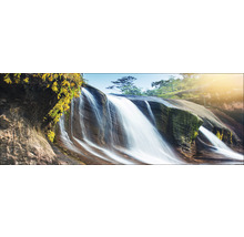 Une cascade coule sur un rocher