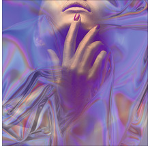 Gros plan du visage et de la main d''une personne enveloppés dans un tissu iridescent.
