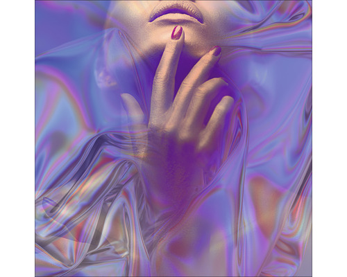 Gros plan du visage et de la main d''une personne enveloppés dans un tissu iridescent.