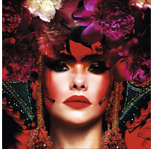 Portrait d''une femme avec des décorations florales et un maquillage élaboré