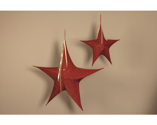 Deux étoiles en papier rouges avec des rubans pour les suspendre
