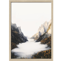 Image encadrée d''un paysage de montagne avec du brouillard