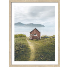 Gerahmtes Bild einer Hütte an einem Strand mit Bergen im Hintergrund