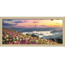 Gerahmtes Landschaftsbild mit Blumenfeld und Bergszene