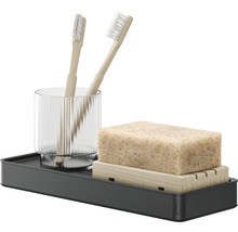 Badezimmerablage mit Zahnbürsten, Zahnputzbecher und Seife