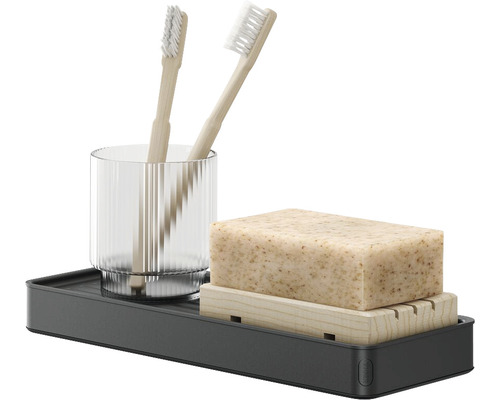 Badezimmerablage mit Zahnbürsten, Zahnputzbecher und Seife