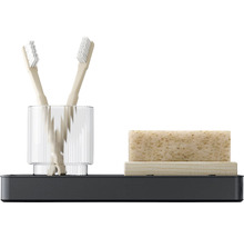 Badezimmer-Set mit Zahnputzbecher, zwei Zahnbürsten und Seife auf Ablage