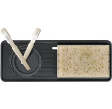 Ablage mit Seife, Schale und zwei Bürsten