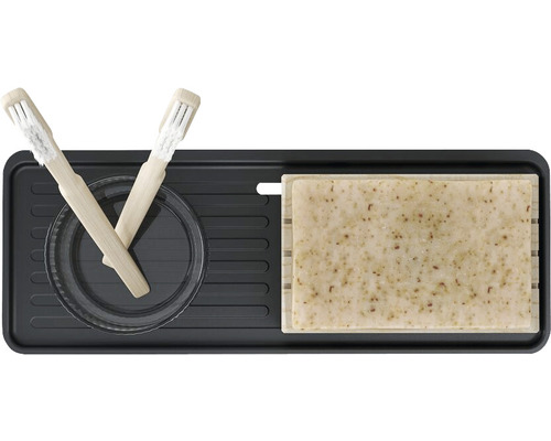 Ablage mit Seife, Schale und zwei Bürsten