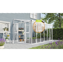 Serre avec fenêtre latérale à côté d''une maison et d''un jardin