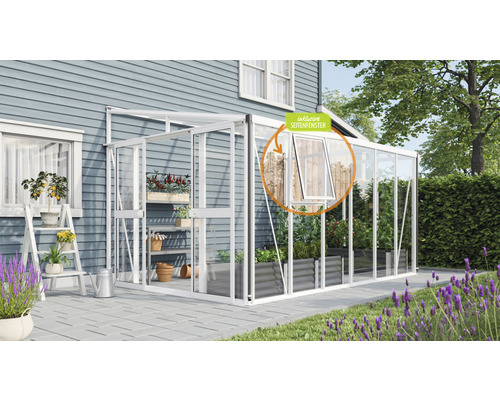 Serre avec fenêtre latérale à côté d''une maison et d''un jardin