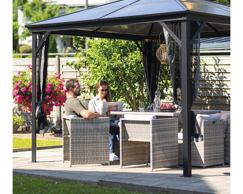 Szene mit Pavillon, Gartentisch und zwei Personen im Garten