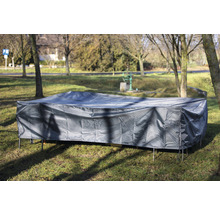 Mobilier de jardin avec housse de protection grise sur une pelouse