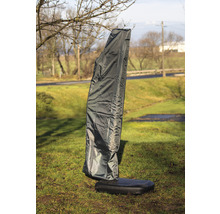 Schutzhülle für einen Sonnenschirm im Garten.