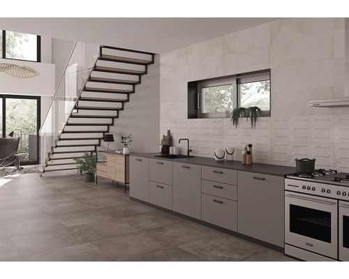 Pièce lumineuse avec escalier, kitchenette, sol carrelé et mur carrelé